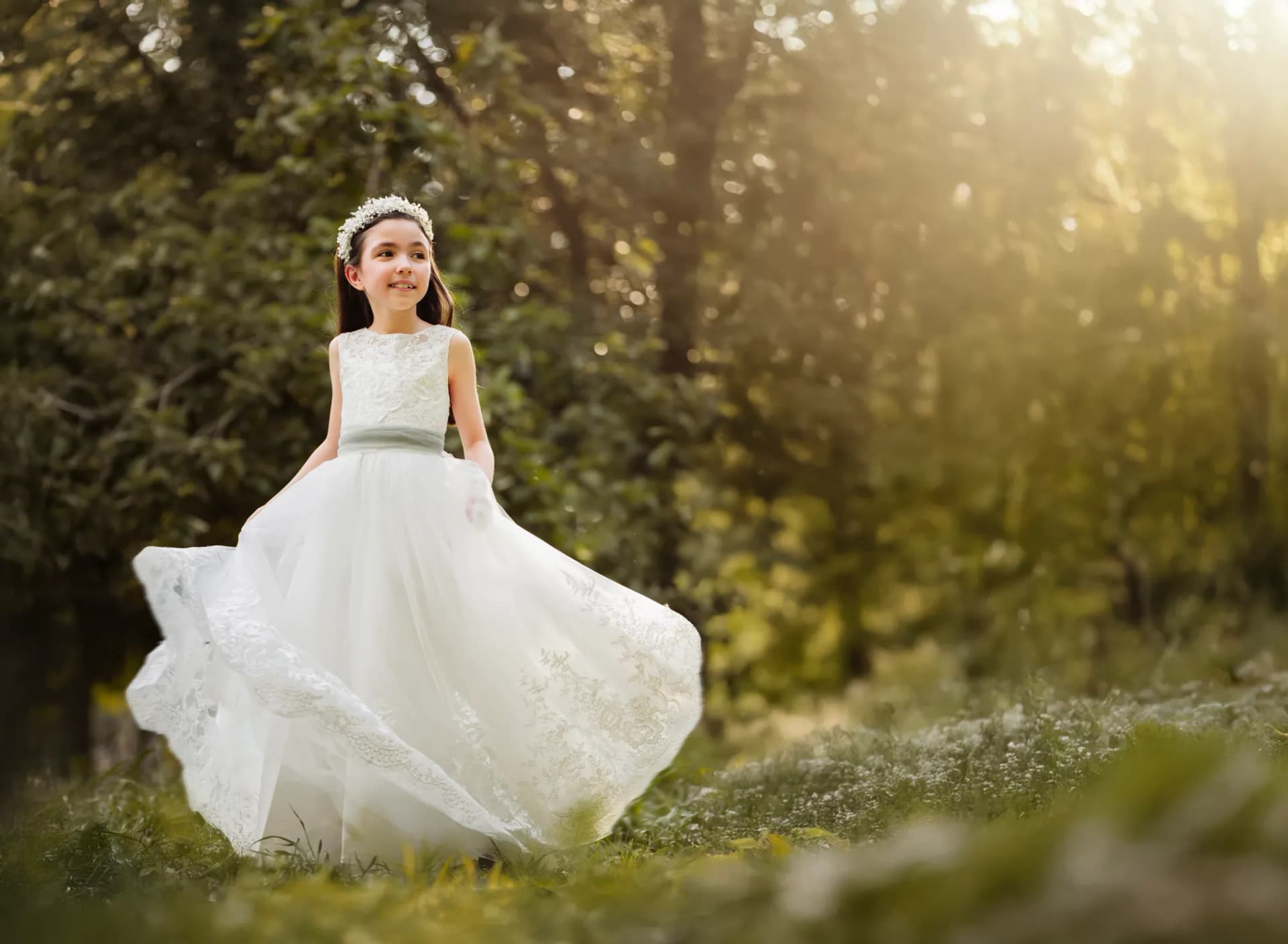 Niña con vestido de Primera Comunión en una locación natural de Monterrey